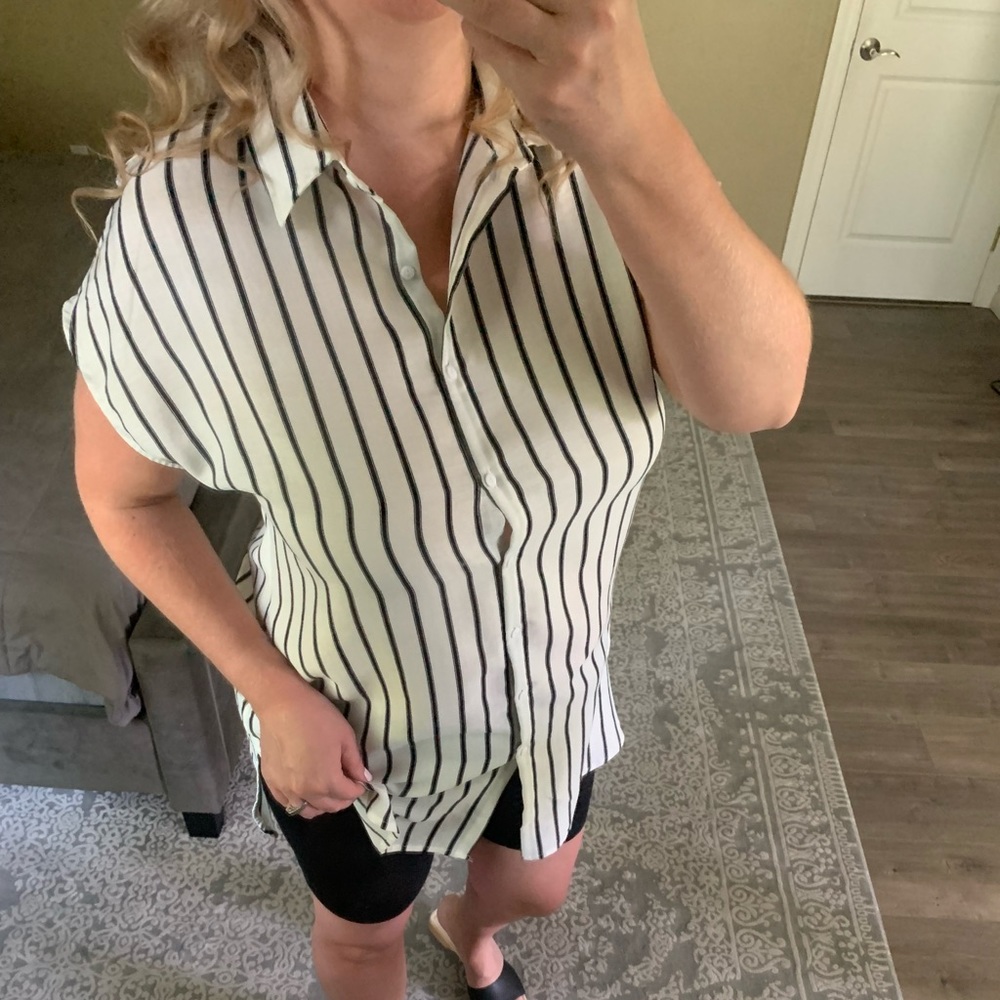 Light top/blouse with collar and short sleeve M